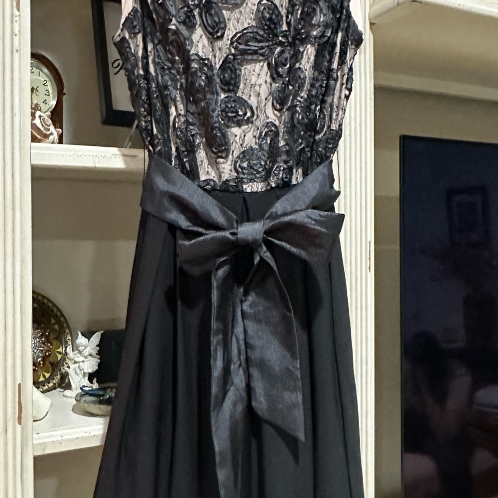 Black Pleated Midi Dress with Sweetheart Neckline for Cocktail